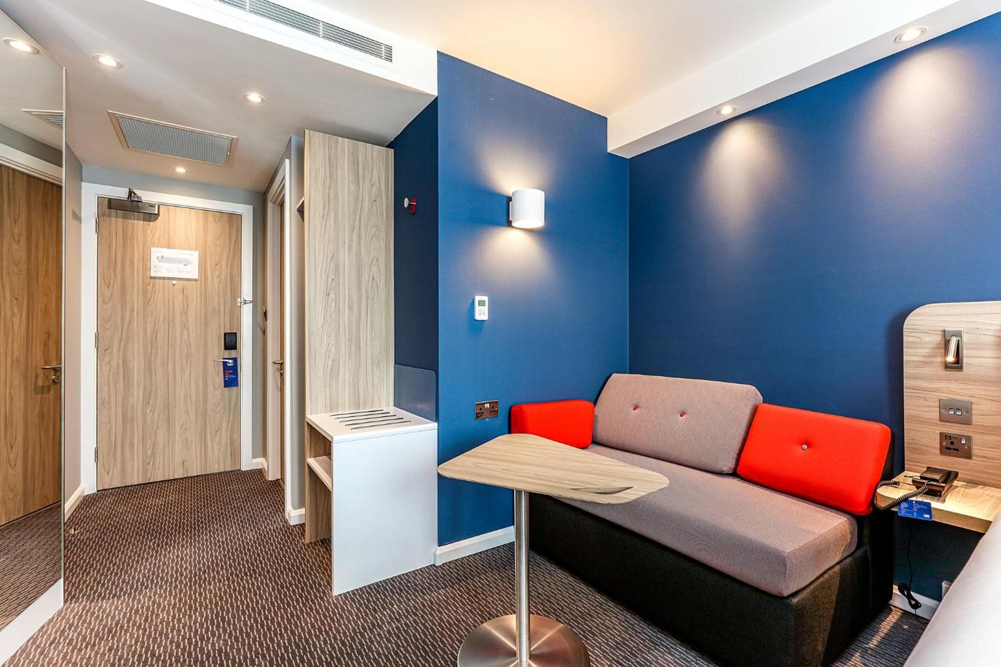 Holiday Inn Express - Fleet By Ihg 외부 사진